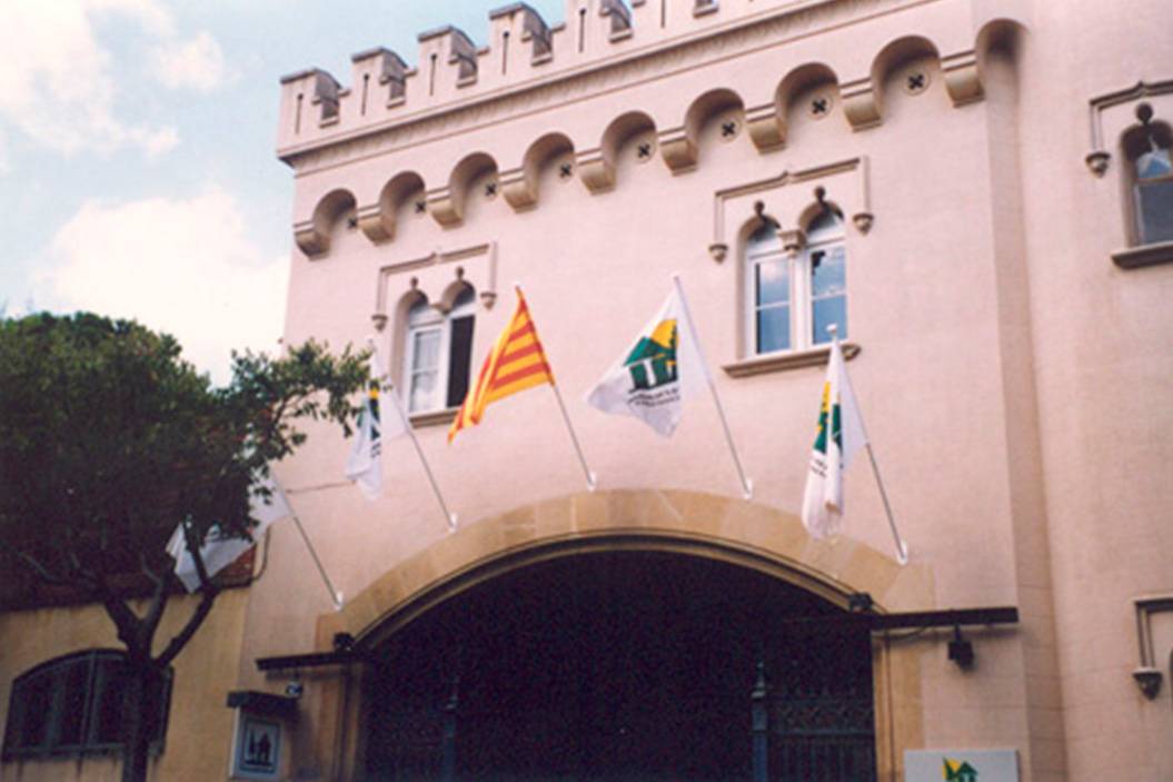 mástil de fachada